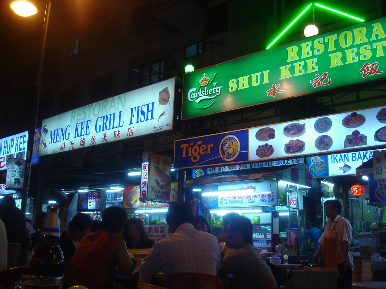Stand de fruits de mer sur la rue Jalan Alor avec ses étals de glace