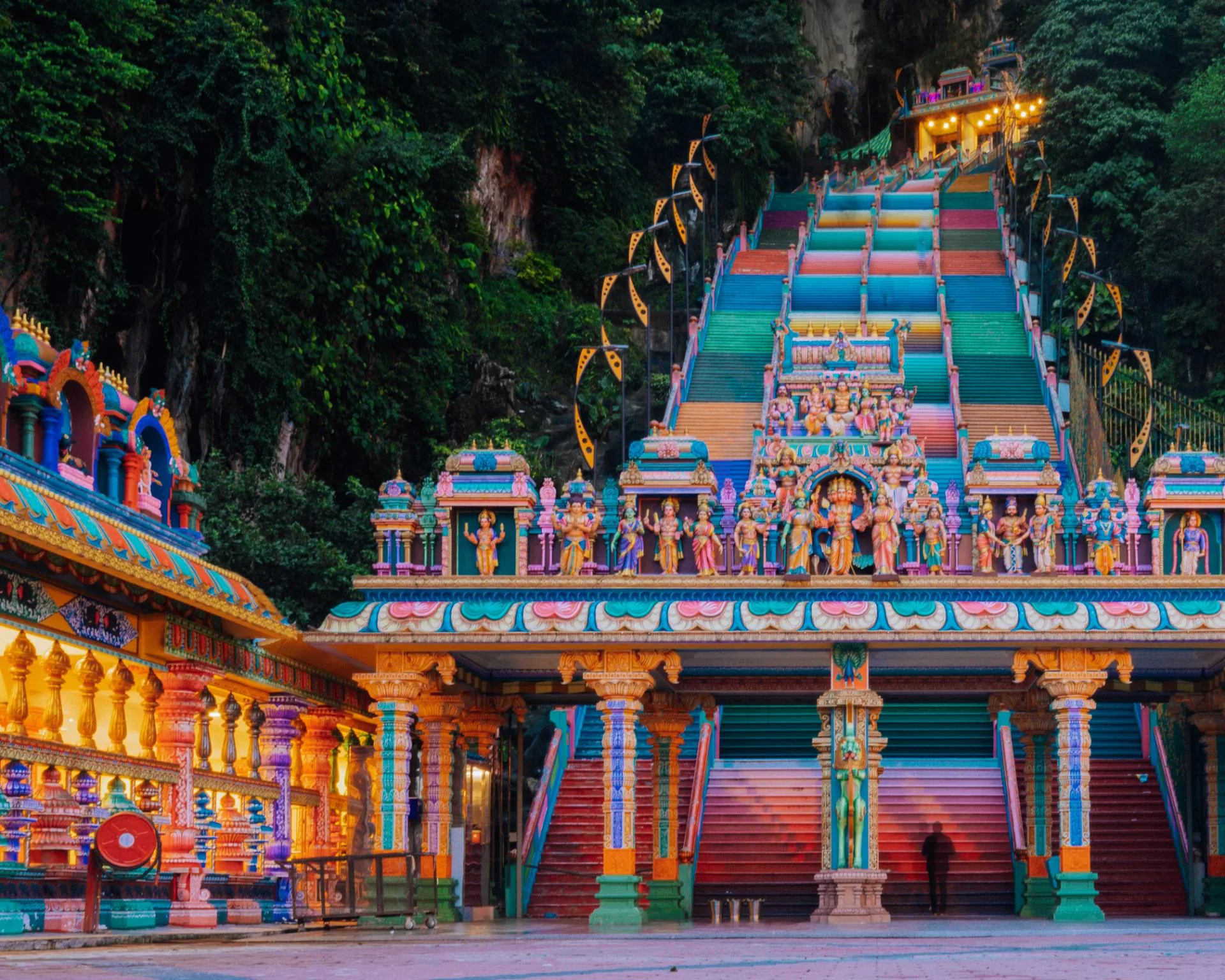 Les 272 marches vibrantes et colorées menant à la grotte principale du temple de Batu Caves