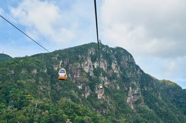 Le pittoresque téléphérique Awana SkyWay glissant au-dessus de la forêt tropicale dense