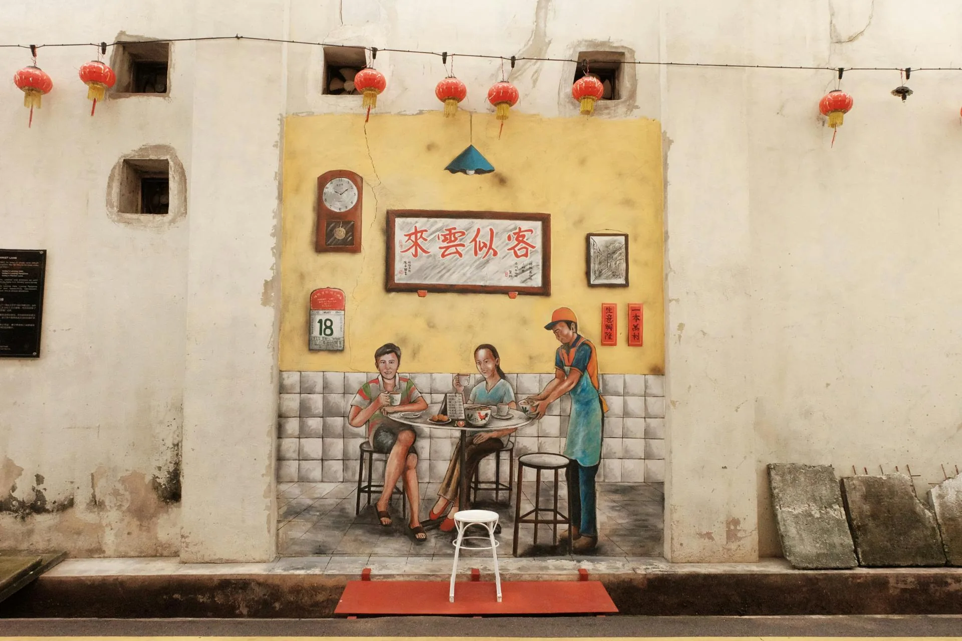 Un ensemble traditionnel de café blanc d'Ipoh avec du pain grillé au kaya et des œufs à la coque