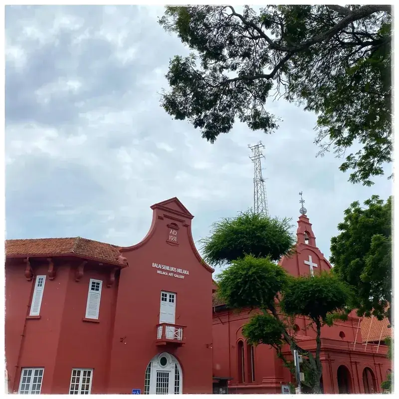 L'emblématique Place Hollandaise rouge avec l'église Christ Church et le Stadthuys