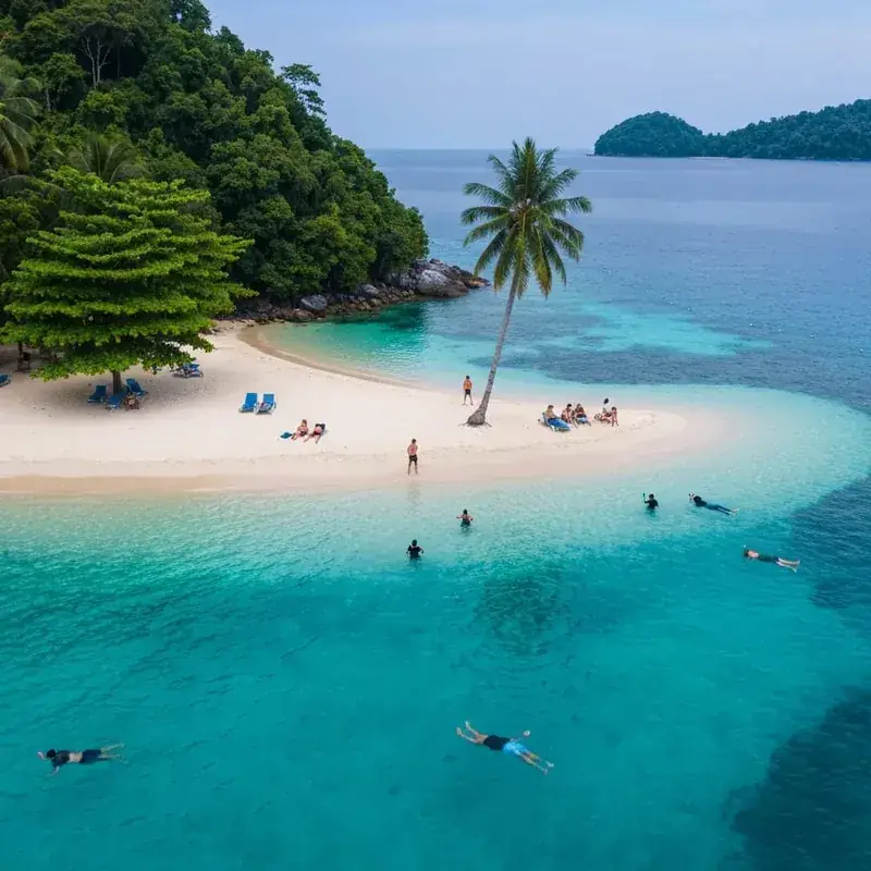 La vibrante Long Beach sur Perhentian Kecil, avec des bateaux et des bars de plage