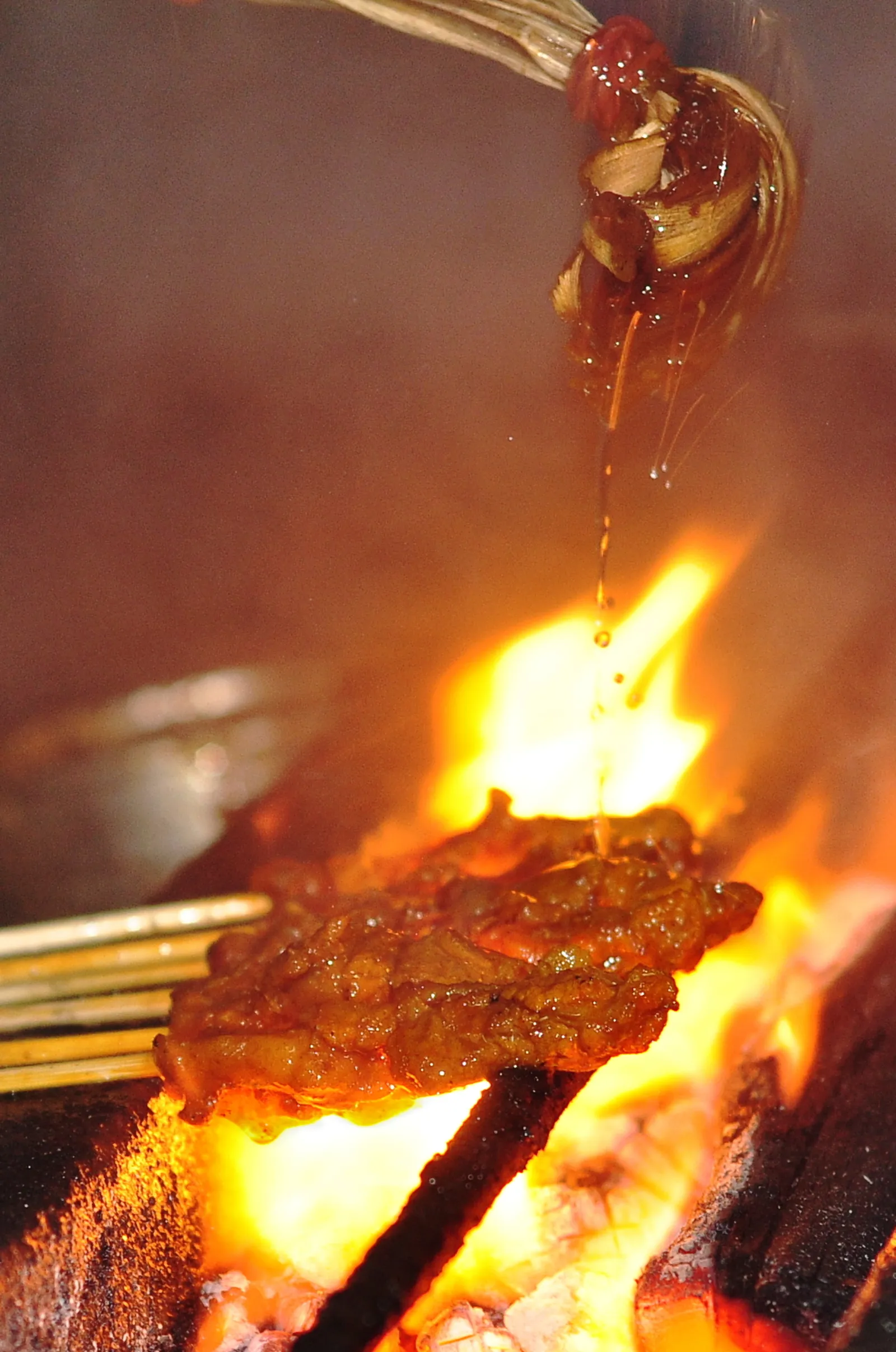 Brochettes de satay grillées au charbon de bois dans un stand de Jalan Alor